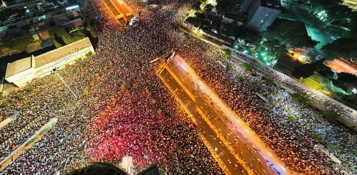 peleg_lewi's tweet photo. La verdadera pregunta es por qué no se alzan protestas globales para demandar a Hamás que elija la paz sobre el terrorismo.
“Es asombroso ver a una multitud de israelíes protestando para exigir el fin de la guerra en Gaza y un acuerdo, como una reprimenda a las recientes decisiones de Netanyahu.
¿Por qué cientos de miles de activistas ‘pro-Palestina’ en todo el mundo no pueden protestar para exigir que Hamás acepte detener la guerra, desarmarse y abandonar Gaza?”