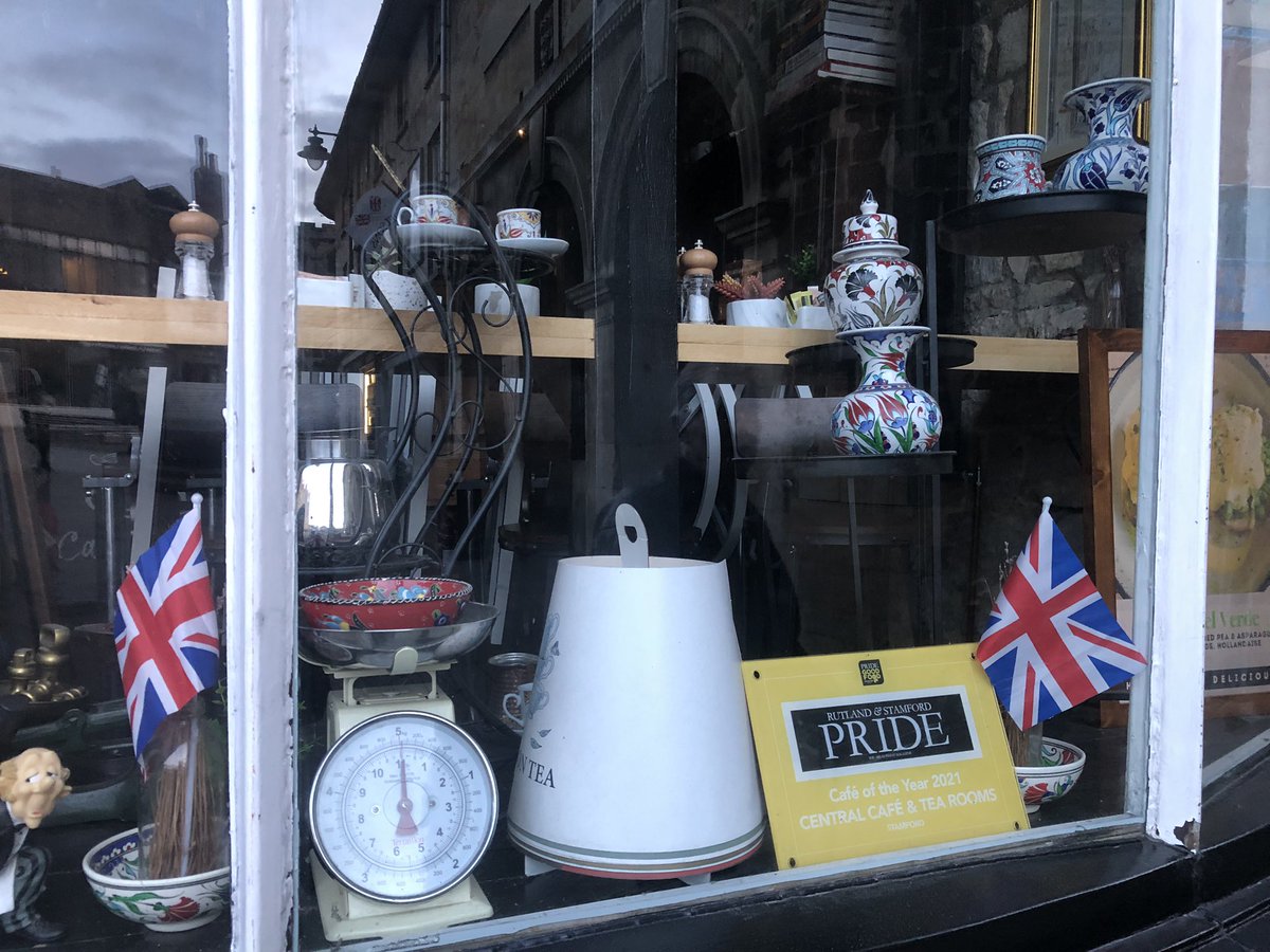 lyricalyra's tweet photo. 近くのカフェのディスプレイが可愛い。
まもなく日本に戻ります。
Cute cafe window display!
#centralcafe #stamford
#englishcafe #英国カフェ https://t.co/jqDRSx8tXd
