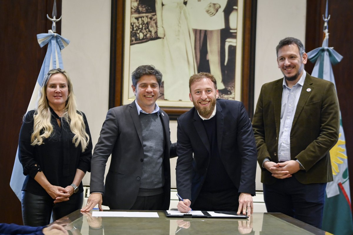 Firmamos nuevos convenios de <a href="/PciaLeasing/">Provincia Leasing</a> y así ya son más de 100 los municipios que accedieron a esta política de financiamiento que ponemos a disposición de los intendentes para mejorar la vida de sus vecinos.