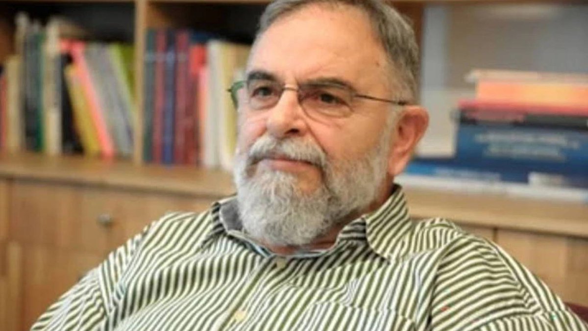 Bugün çok değerli hocam Mete Tuncay’ı kaybettik. 

Bilgi’de derslerini aldım, Kadro Hareketi üzerine lisans bitirme tezimin danışmanı oldu. 

Titizliği, disiplini, kütüphanesini paylaşacak kadar cömertliğiyle üzerimde büyük emeği var. 

Ona duyduğum saygı ve minnet hep sürecek.