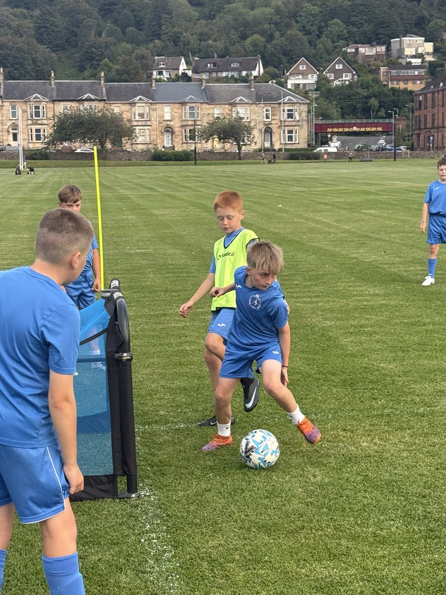 Another excellent session for our Blues squad this evening. Special thanks to former 2009s captain, Adam Engleby, who supported the session while continuing to develop his 1-to-1 coaching experience. 
Our GK Jack McMillan, also benefited from valuable coaching from Paul 💪