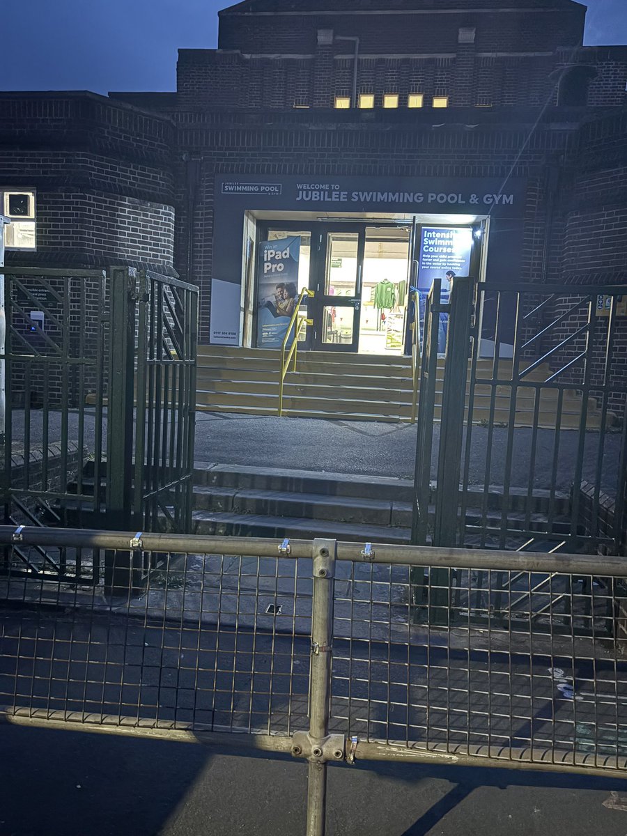 <a href="/ArnosValeCem/">@arnosvalecem</a> <a href="/savejubileepool/">Friends of Jubilee Pool (Bristol)</a>