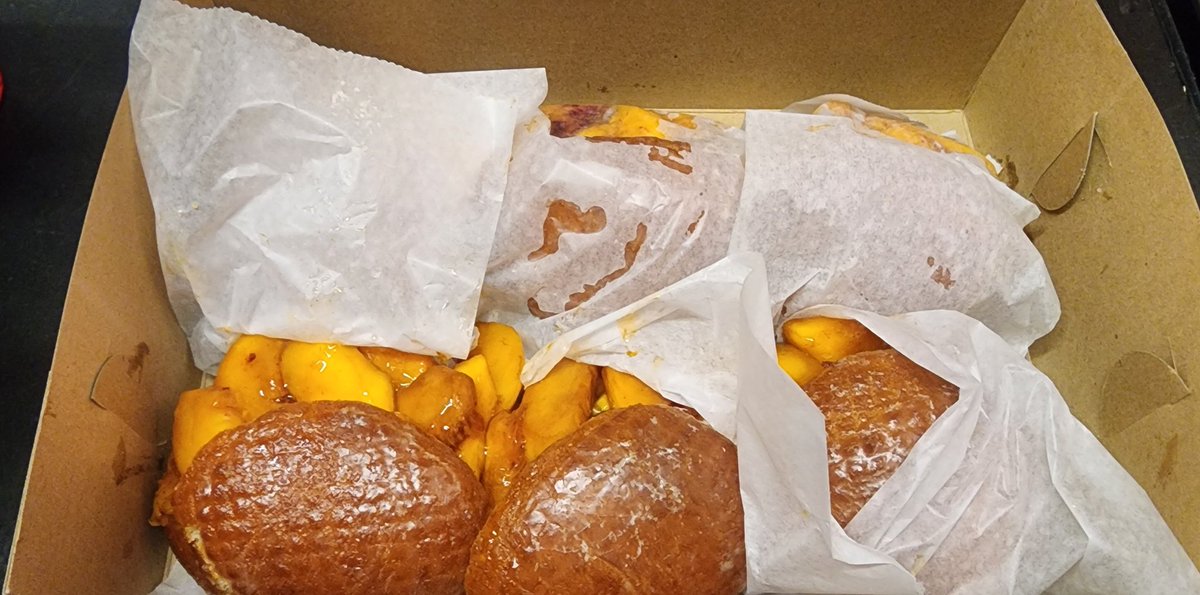 I love it when slaves bring me delicious presents 🍑🍩🧡