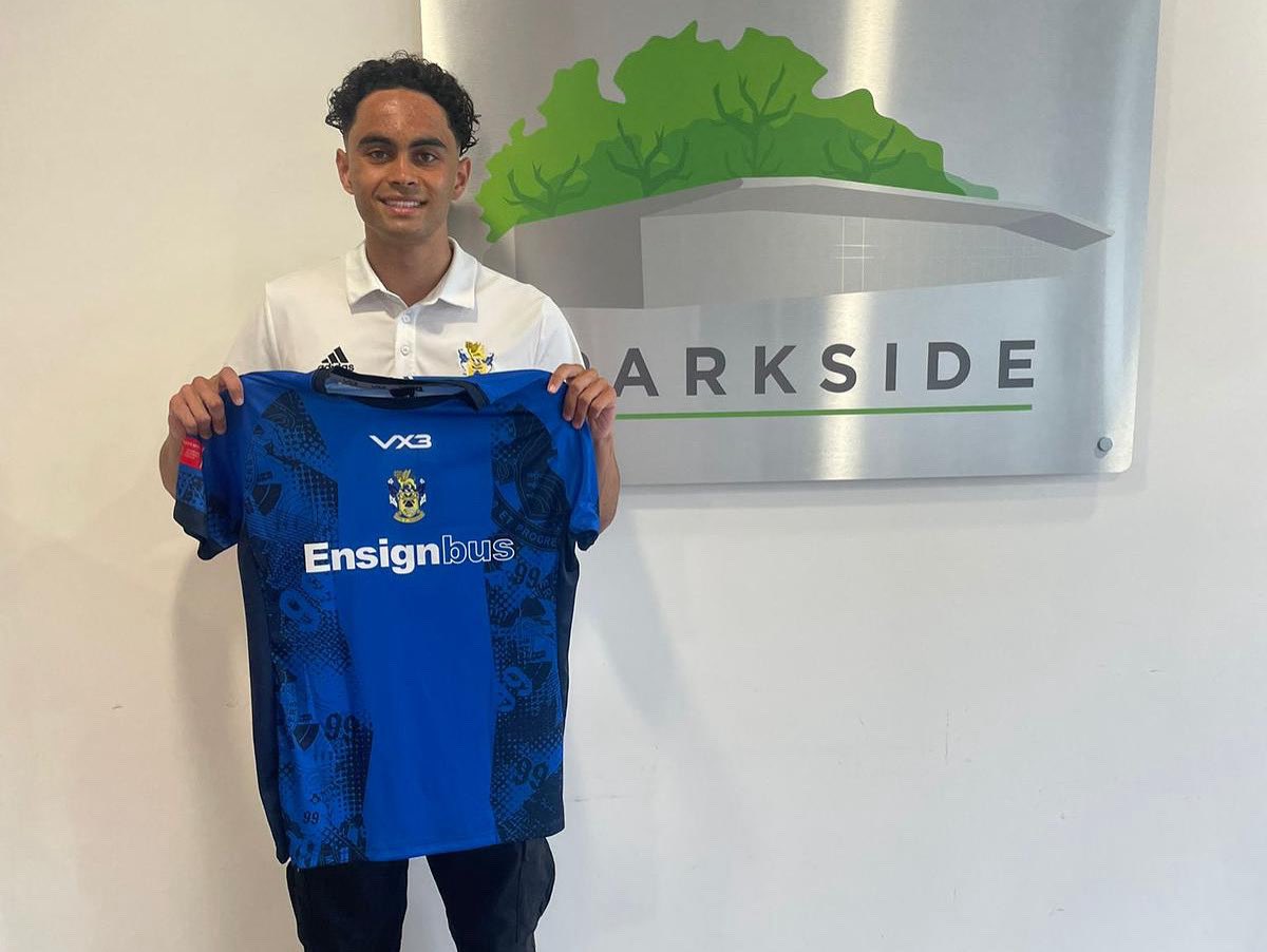 AveleyFC's tweet photo. We can confirm that Harry Lusher has signed first team papers after stepping up from the under 18s 🤝✍️

Lusher has joined @EnsignOfficial on dual registration and will play for Aveley in the FA Youth Cup 🤝

#MunyardsMillers | #TogetherAveley https://t.co/8Sl9frP6de