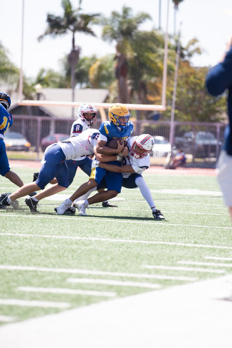 CoachMoronesCHS's tweet photo. Recruit your hallways!! Our Varsity Basketball starter came out to play 🏈 with us this season. 6’3 and lengthy @RonnieScot19288 has been an instant impact for our team at WR/CB. College Coaches I would keep an eye on Ronnie this season 👀 @CHSpatsfootball https://t.co/ueG2QaEaMZ