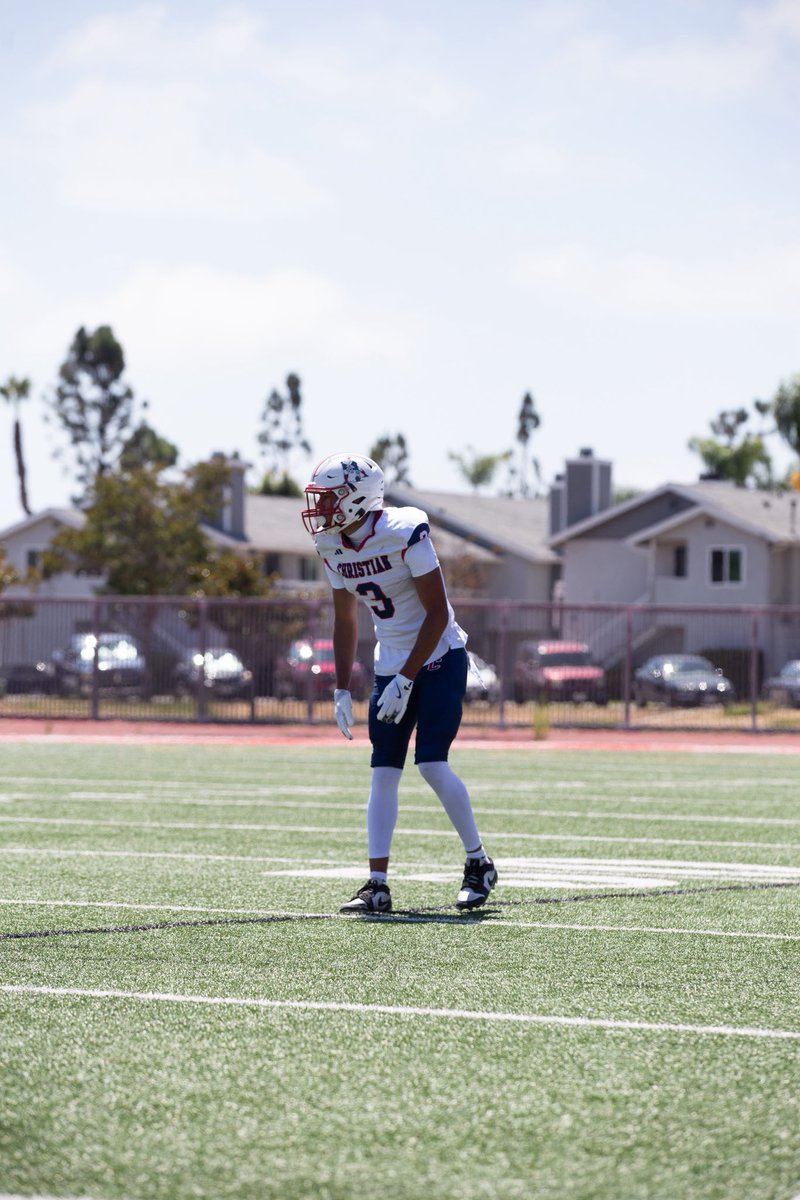 CoachMoronesCHS's tweet photo. Recruit your hallways!! Our Varsity Basketball starter came out to play 🏈 with us this season. 6’3 and lengthy @RonnieScot19288 has been an instant impact for our team at WR/CB. College Coaches I would keep an eye on Ronnie this season 👀 @CHSpatsfootball https://t.co/ueG2QaEaMZ