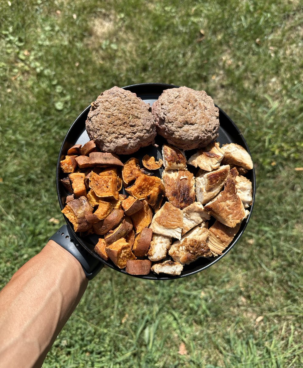 nolimit_luke_'s tweet image. Everything I eat in a day to get shredded
(whole-food, nutrient-dense diet)

Breakfast: Yogurt Bowl
- 1 cup nonfat plain Greek yogurt
- 1 serving whey protein powder
- 10g creatine
- 5g glycine
- 1 cup blueberries
- 1 banana 

Lunch 1: Eggs, Toast, &amp;amp; Fruit
- 4 eggs
- 2 pieces of…