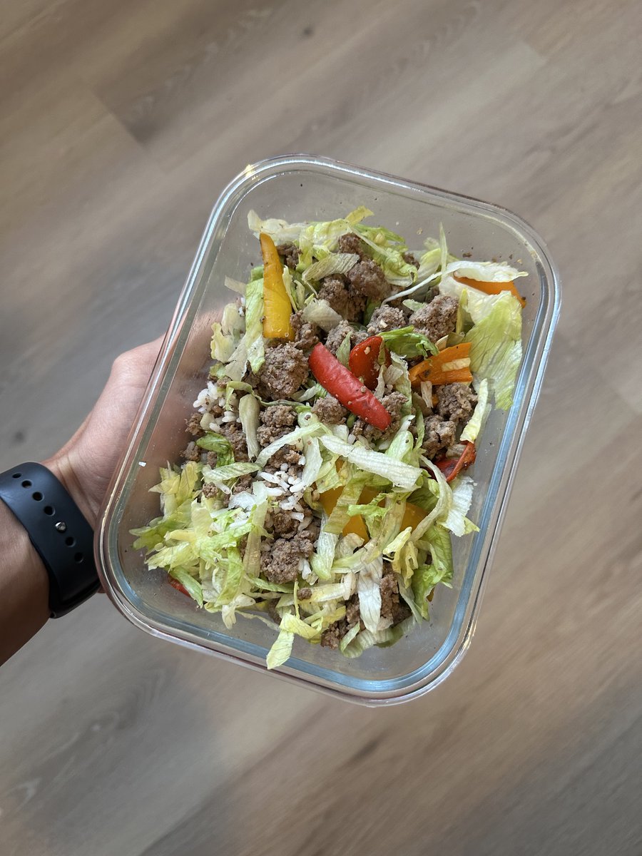 nolimit_luke_'s tweet image. Everything I eat in a day to get shredded
(whole-food, nutrient-dense diet)

Breakfast: Yogurt Bowl
- 1 cup nonfat plain Greek yogurt
- 1 serving whey protein powder
- 10g creatine
- 5g glycine
- 1 cup blueberries
- 1 banana 

Lunch 1: Eggs, Toast, &amp;amp; Fruit
- 4 eggs
- 2 pieces of…