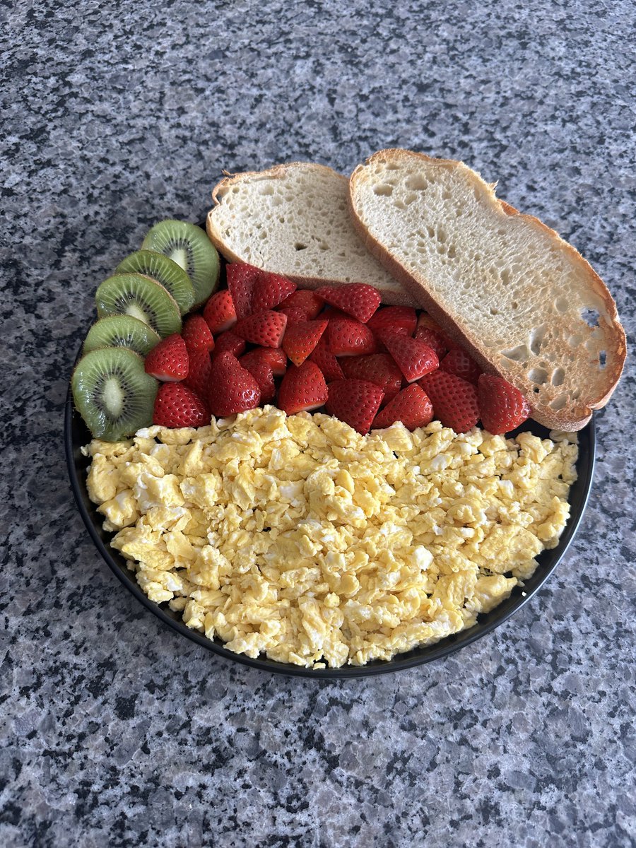 nolimit_luke_'s tweet image. Everything I eat in a day to get shredded
(whole-food, nutrient-dense diet)

Breakfast: Yogurt Bowl
- 1 cup nonfat plain Greek yogurt
- 1 serving whey protein powder
- 10g creatine
- 5g glycine
- 1 cup blueberries
- 1 banana 

Lunch 1: Eggs, Toast, &amp;amp; Fruit
- 4 eggs
- 2 pieces of…