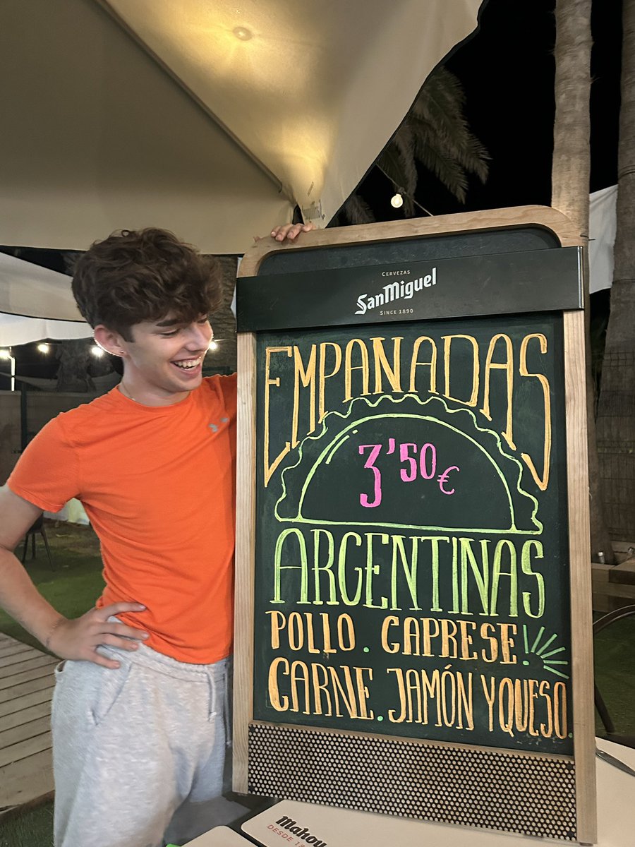 sadkocodesido's tweet photo. la meva tieta: sadko pots fer el cartell de les empanades del bar? 
Jo: (i think I ate💋) https://t.co/eDxBpPNnN0