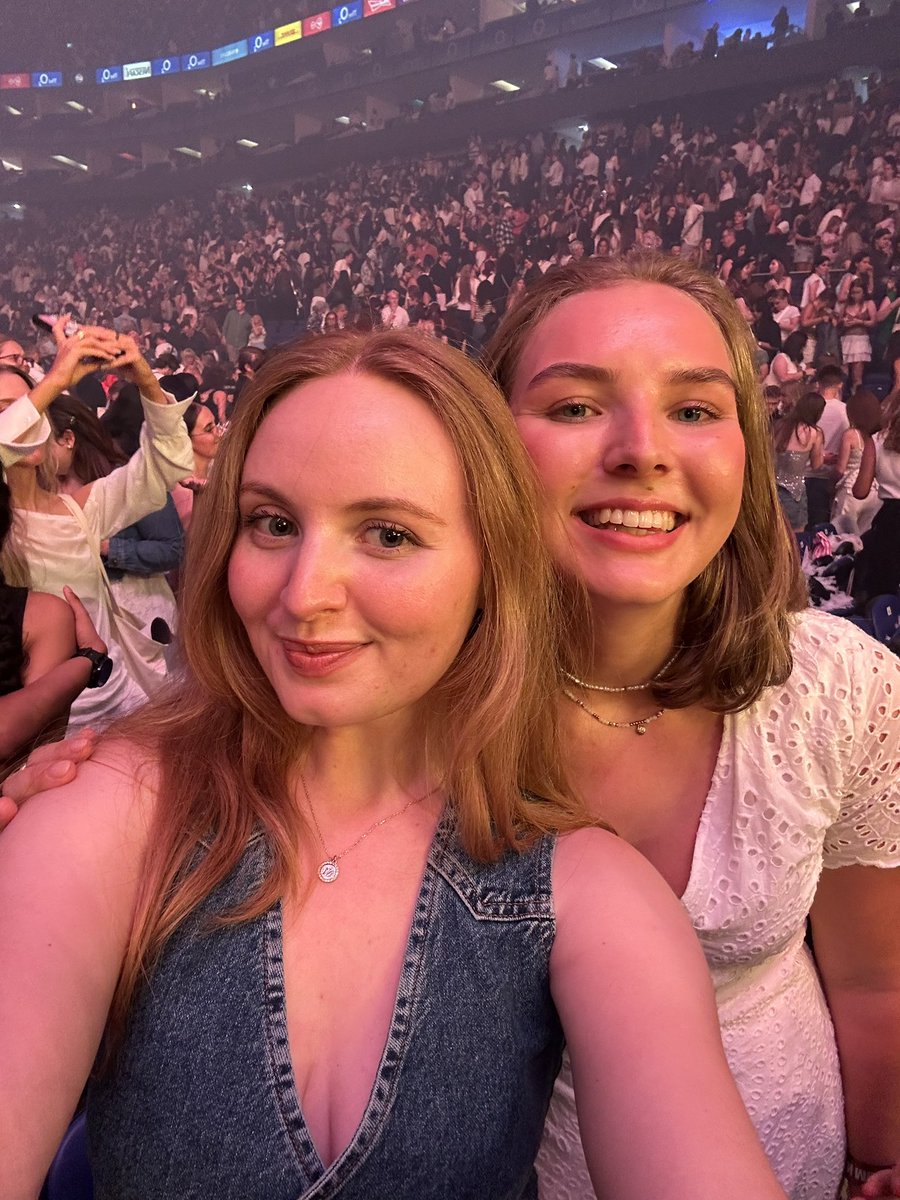 Miakray_'s tweet photo. Had the time of my life #OntheRoadAgainLondon ♥️🤠 https://t.co/jSw0jvCRhq