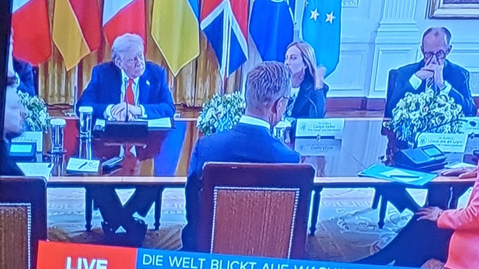 achtvierzig's tweet photo. Nach dem Gespräch von Trump u.
Selenskyj kam die Runde der Euro- 
päischen Präsidenten, in der auch
Bundeskanzler MERZ u. d. Präsident
Frankreichs,MACRON, waren, die
eine Waffenruhe fordern. Die wollte
Trump nicht. Er meinte, d. Kongokrieg
hätte auch 31 Jahre gedauert...? https://t.co/bXnbV24JiE