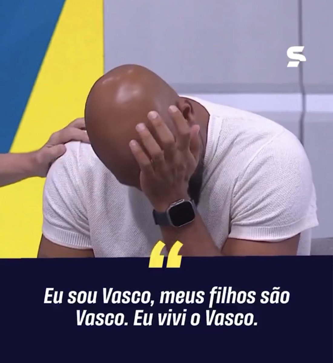 joaofcr's tweet photo. Comentarista chorando ao vivo, apresentador usando camisa do Vasco…

Que bizarro ver que o clube virou algo “fofo”. Legalizaram a pequenez dos caras https://t.co/uHjZk8ULmC