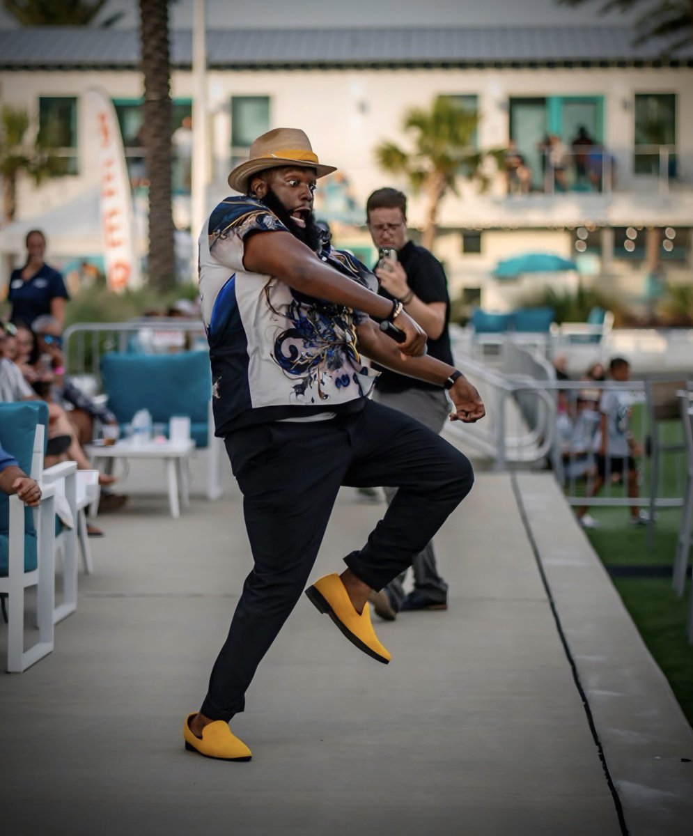 🔎 Notice the guy in the background every time I’m gettin’ down? 
That’s Karson, my stage manager. He’s the guy that keeps us moving down the road on &amp; gets us set up in time to give y’all the best time. 

#zakwebbmusic #stagemanager #livemusicisthebest #bandlife