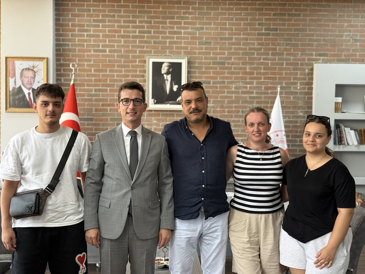 📌 Genç Kaymakamlığı Yazı İşleri Müdürü Hatice Göktaş ve ailesi,

📌 İş İnsanı Çetin Aktaş ve ailesi,

Kaymakam Yusuf Kaptanoğlu’nu ziyaret ettiler.
