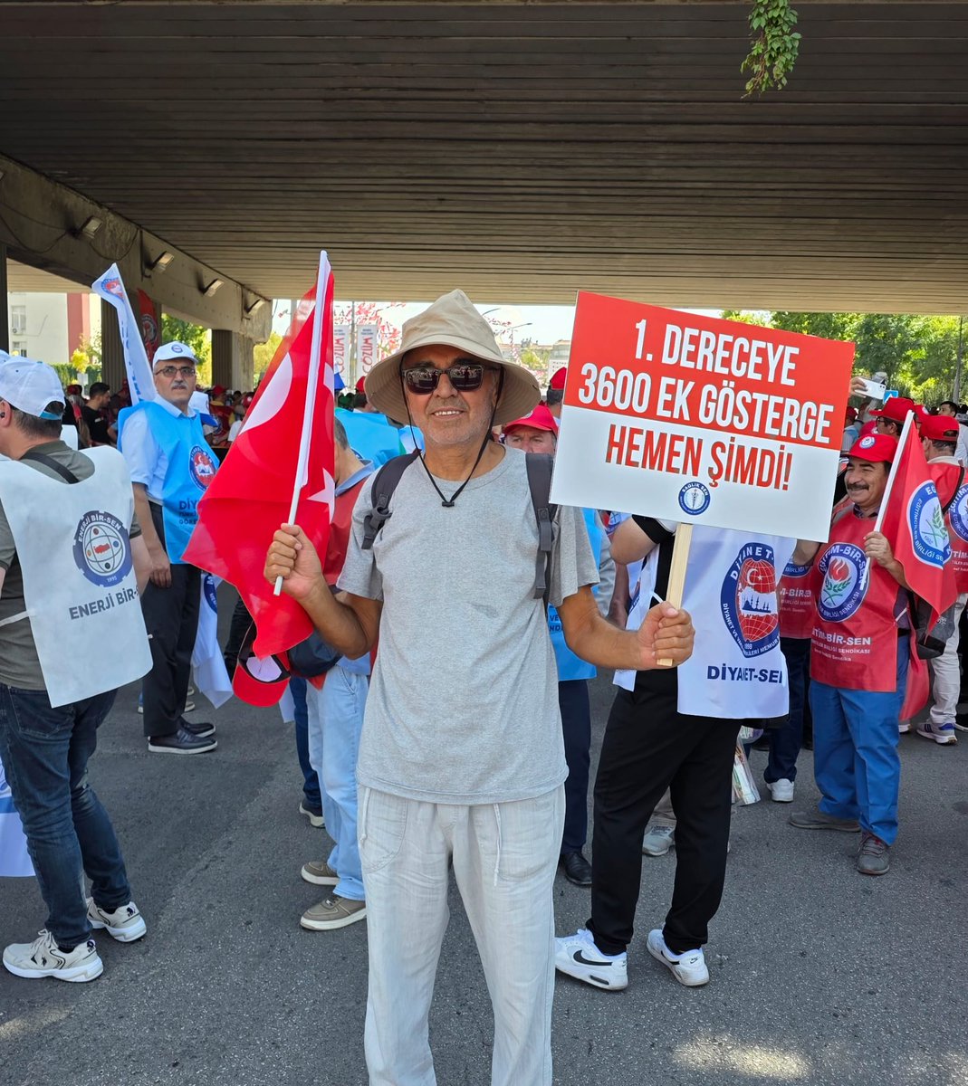 Çakmak 3600 Ek Gösterge Platformu (@alaca920) on Twitter photo Daha önce 4 gruba verilen ancak üvey evlat muamelesi yapılan bizlerin önceliği
#BirinciDereceye3600 ek gösterge
OLMAZSA OLMAZIMIZDIR
Önce bu sorun giderilmeli ki, hak ve adalet yerini bulsun.
#MemurHakkınıİstiyor
<a href="/RTErdogan/">Recep Tayyip Erdoğan</a>
<a href="/isikhanvedat/">Prof. Dr. Vedat Işıkhan</a>
<a href="/yusufyazgan37/">Yusuf YAZGAN</a>
<a href="/OnderKahveci/">Önder Kahveci</a>
<a href="/iletisim/">T.C. İletişim Başkanlığı</a> Daha önce 4 gruba verilen ancak üvey evlat muamelesi yapılan bizlerin önceliği
#BirinciDereceye3600 ek gösterge
OLMAZSA OLMAZIMIZDIR
Önce bu sorun giderilmeli ki, hak ve adalet yerini bulsun.
#MemurHakkınıİstiyor
<a href="/RTErdogan/">Recep Tayyip Erdoğan</a>
<a href="/isikhanvedat/">Prof. Dr. Vedat Işıkhan</a>
<a href="/yusufyazgan37/">Yusuf YAZGAN</a>
<a href="/OnderKahveci/">Önder Kahveci</a>
<a href="/iletisim/">T.C. İletişim Başkanlığı</a>