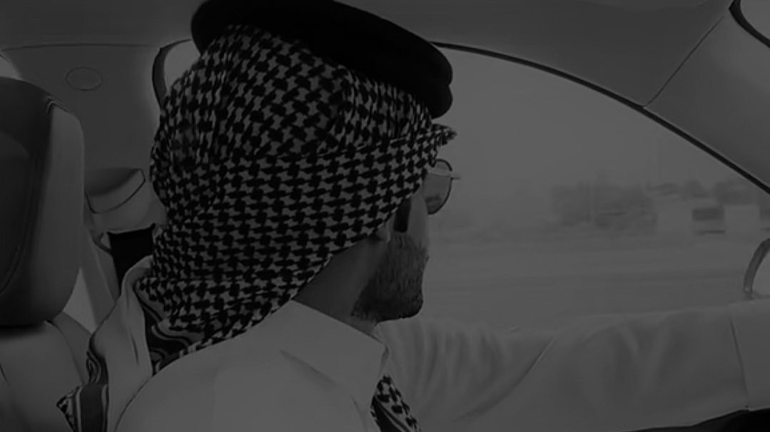 من ليلة البارح ــ على حالتي ذي 
مع شرفة الأحلام ارقب .. قدومه 

ماعاد يغريني القمر ، عفت أنا الضي 
ويلي على أدري وش تفاصيل.. يومه 
#راكان_بن_ملهي