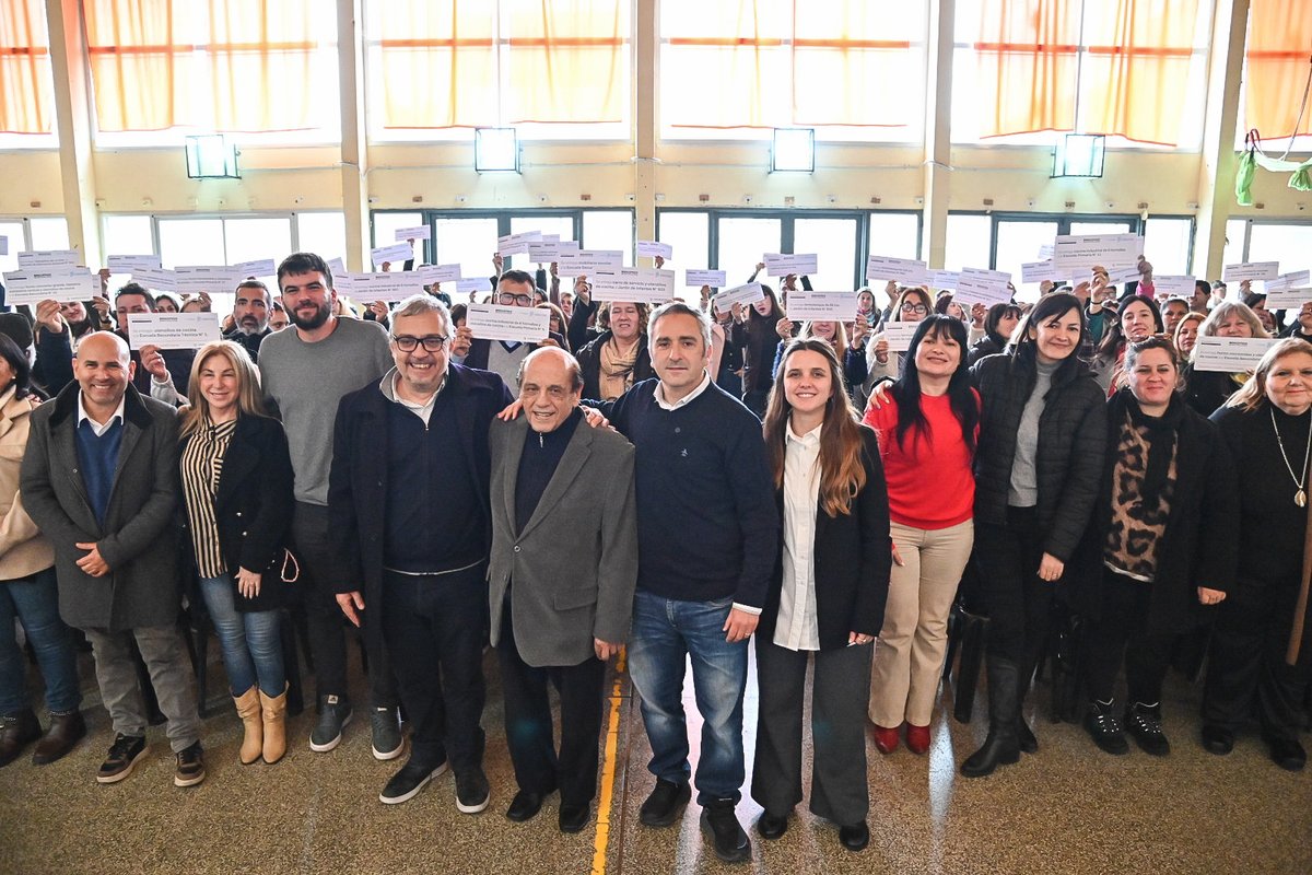 Andrés Larroque (@larroqueandres) on Twitter photo En Berazategui, con el intendente <a href="/jjosemussi/">Juan José Mussi</a>, entregamos equipamiento de cocina a 54 escuelas a través del Servicio Alimentario Escolar.
El SAE es un pilar de política alimentaria del gobierno provincial, fortalecerlo y mejorarlo nos permite cuidar la calidad de la alimentación En Berazategui, con el intendente <a href="/jjosemussi/">Juan José Mussi</a>, entregamos equipamiento de cocina a 54 escuelas a través del Servicio Alimentario Escolar.
El SAE es un pilar de política alimentaria del gobierno provincial, fortalecerlo y mejorarlo nos permite cuidar la calidad de la alimentación