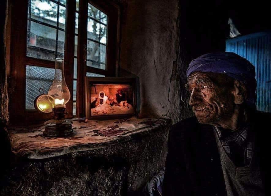 "Pencerenin hem içi var, hem dışı...
İnsanın hep içi var..."