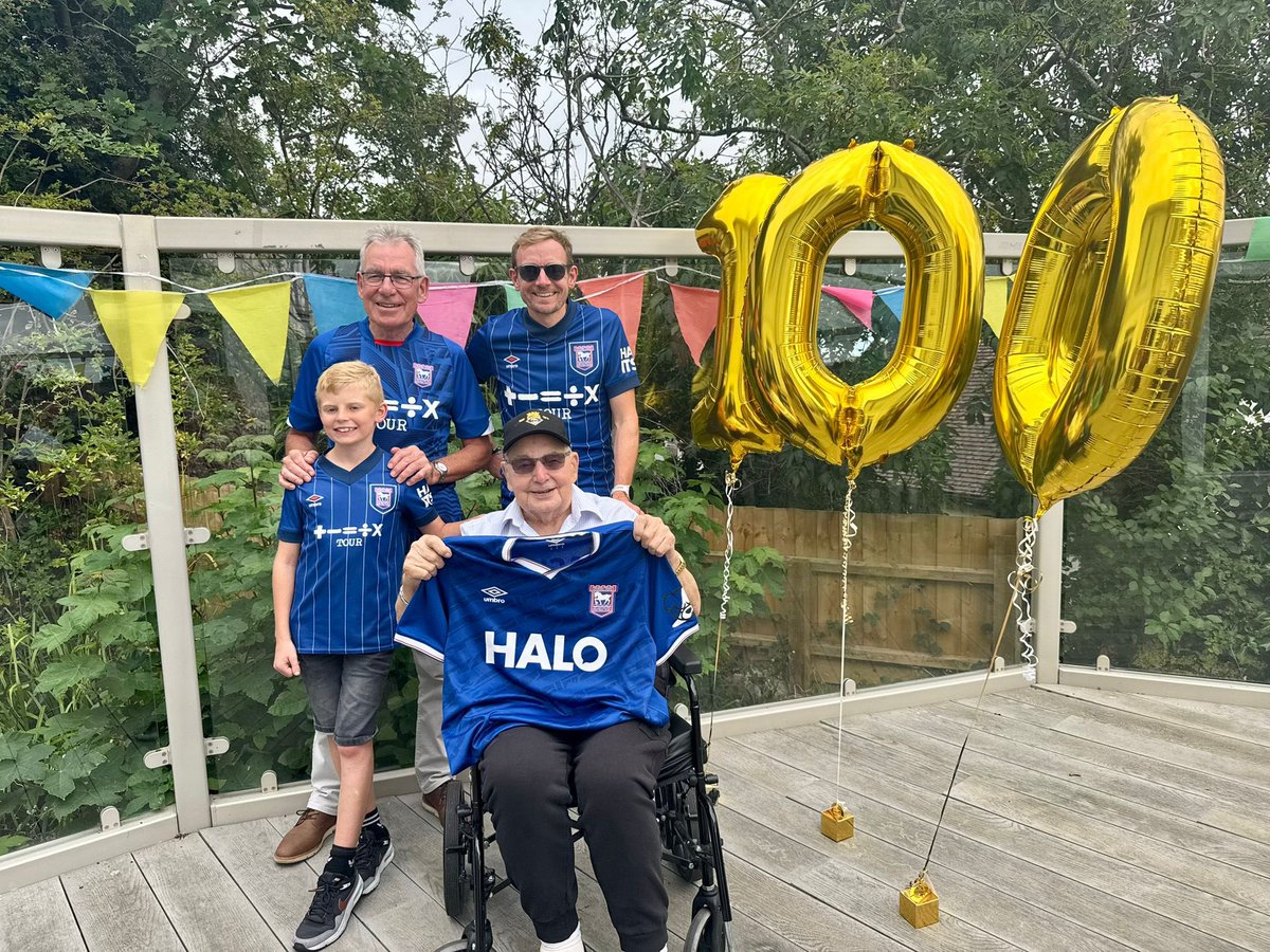 100 not out grandad Peachey!! Incredible gesture from <a href="/IpswichTown/">Ipswich Town</a> for the signed shirt for a man who had a season ticket until he was 92. 4 generations of #itfc fans. 💙💙💙💙