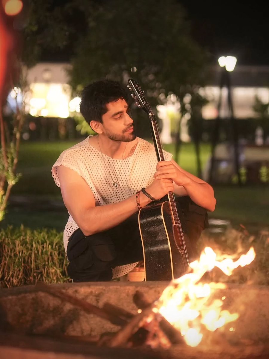 filmymantra's tweet photo. Avinash strums the guitar like fire flowing through music 🎸🎶

#filmyMantra #avinashmishra https://t.co/1wnvkDt7AC