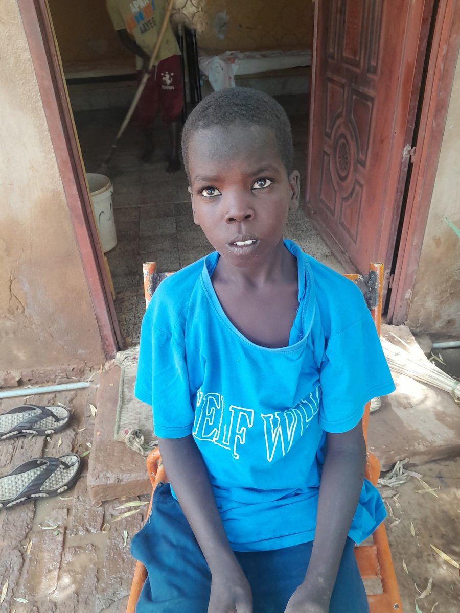 لدي بالمنزل طفل عمره ١٢ سنة
اسمه نجم الدين محمد علي عبد الرحمن
يقول ان والده جندي بسلاح المهندسين وقد استشهد هو واخوال نجم الدين خمسة افراد في احداث المهندسين في الفترة السابقة .
والدته والحبوبة والخالة توفوا جميعهم بدانة بمنزلهم في الشقلة حارة ١٣ . هرب