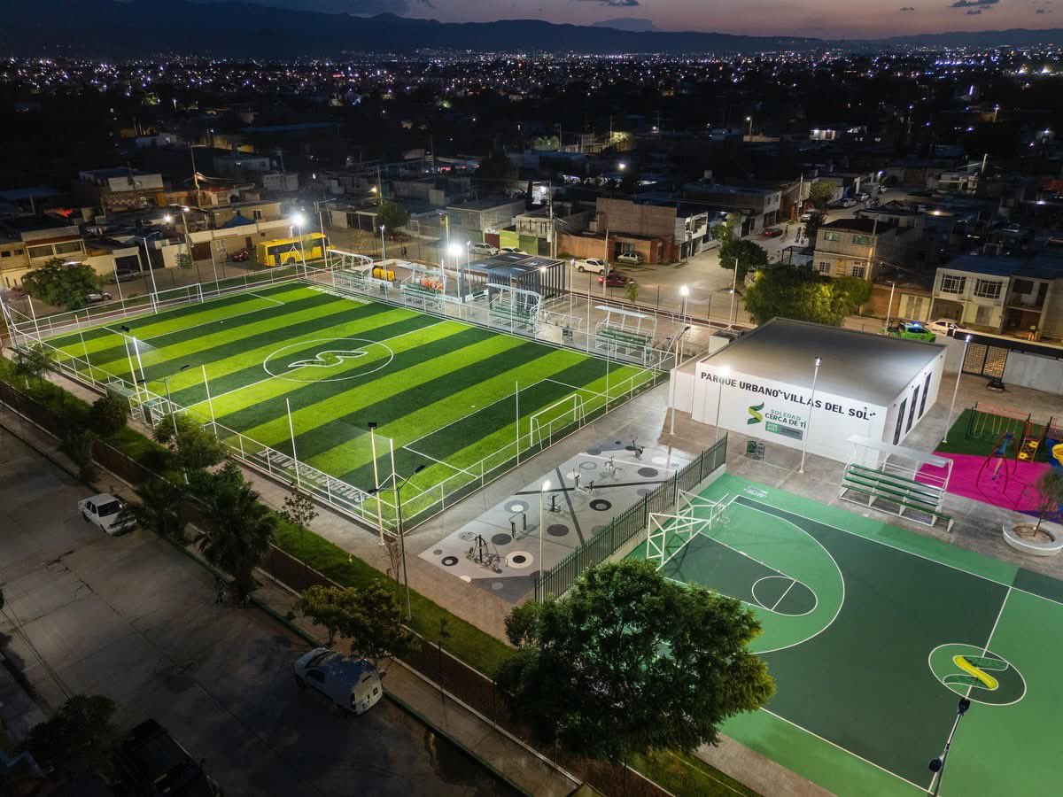 Nuevo Parque Urbano Villas del Sol en Soledad de Graciano Sánchez 

Vamos a beneficiar a más de 20000 habitantes con un espacio moderno y lleno de vida, ideal para familias, hacer deporte y fomentar una sana convivencia. 

Cuenta con
⚽️Cancha de Futbol 7 con pasto sintético con