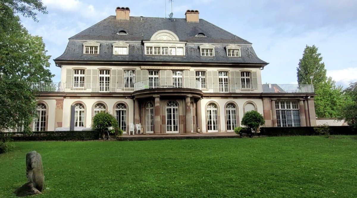 1,5 million de fonctionnaires bénéficient d'un logement de fonction en France. Certains s'en tirent très bien comme Pap N’Diaye  qui dispose de ce sympathique pied-à-terre.