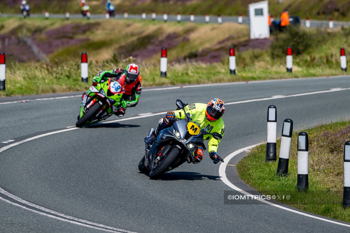 iomttpics's tweet photo. And here's where we turn left.  Derran Slous with some hand signals to Dan Hanb on his first lap of the mountain course #mgp #themanx #manxgrandprix #mgp2025 https://t.co/RWVpPnUya8