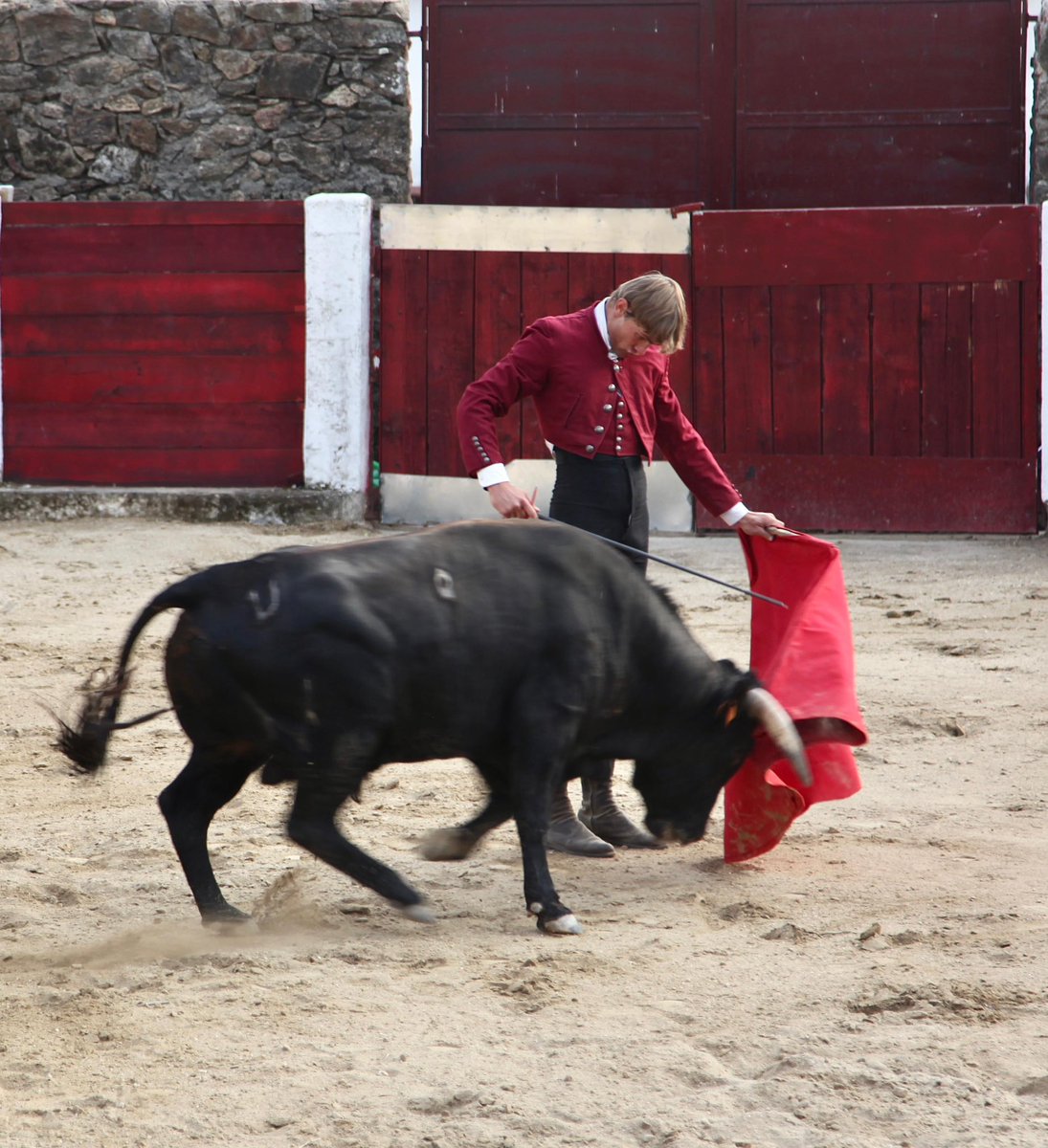 Este camino conduce
a rincones que no imaginas.
Piornal, allí arriba,
A ras del cielo.

Qué plaza,
qué solera,
qué pueblo tan estupendo.

Gracias.