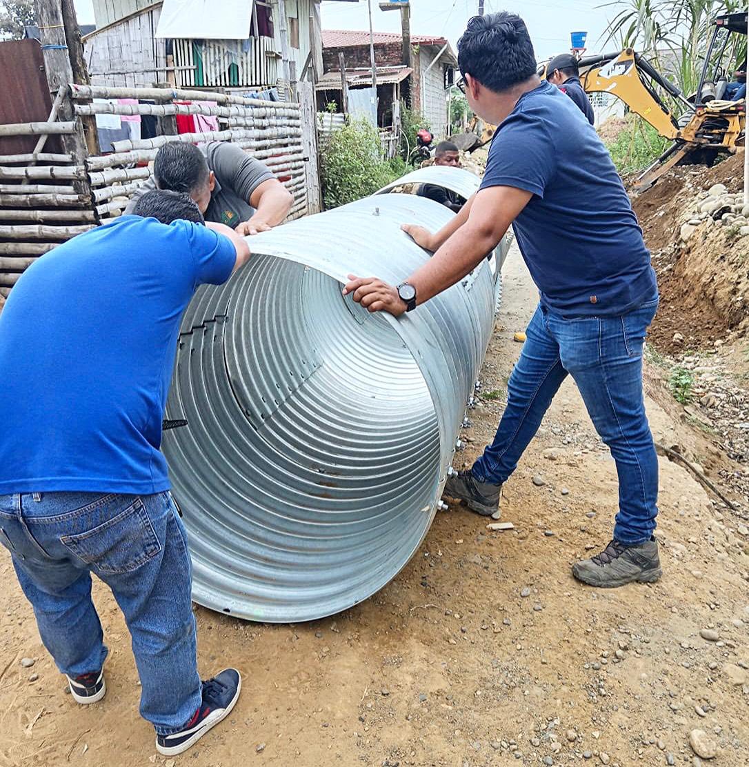 💧 En Alamiro Cevallos empezamos una obra preventiva: la instalación de tuberías metálicas para evitar inundaciones en invierno. 🚧 Gracias al <a href="/MIT_Ecuador/">Ministerio de Infraestructura y Transporte 🇪🇨</a> por el apoyo. Mi compromiso sigue firme: soluciones reales para nuestra gente. 🙌 #Urdaneta