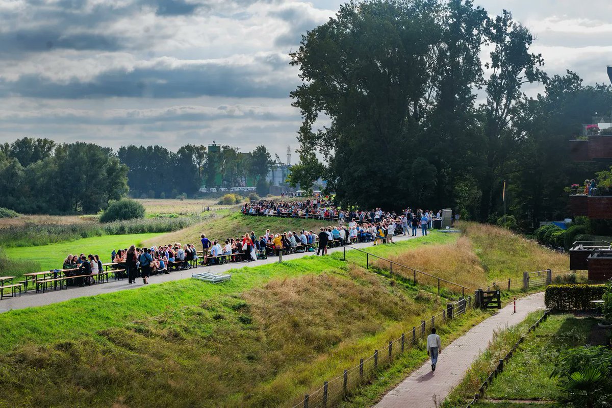 🐞 Kijk iedereen, zo kan Nederland er dus uit zien! 
Gewoon samen op de dijk, de een kookt, de ander haalt een flesje bier. 
In Wageningen, waar 1 op de 3 bewoners student is en waar de stad ruimhartig vluchtelingen opvangt, gebeurt dus dit. 

Lieve politici: zo kan het dus ook.