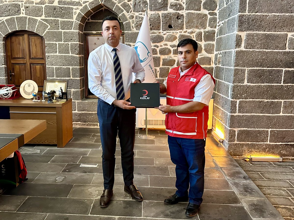 Kızılay Sur Başkanımız Gülhan SÖNMEZ, Yönetim Kurulu Üyelerimiz ile birlikte Sur Kaymakamımız Sayın Hasan AKBULUT’a hayırlı olsun ziyaretinde bulundular.

Sayın kaymakamımıza yeni görevinde muvaffakiyetler dileriz.