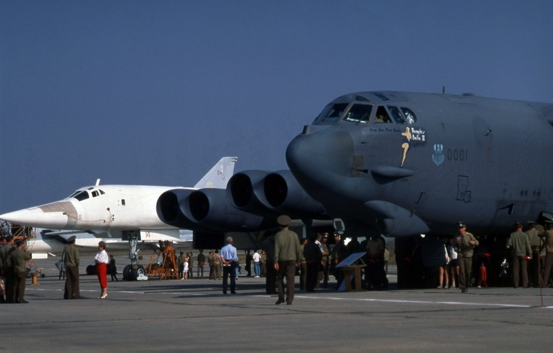 Villy_the_cat's tweet photo. It bears repeating Donald!
In September 1994, B-52 Stratofortress, B-1B Lancer bomber and KC-10A refueling aircraft arrived at the Poltava airfield. https://t.co/fHAgx4F2uA