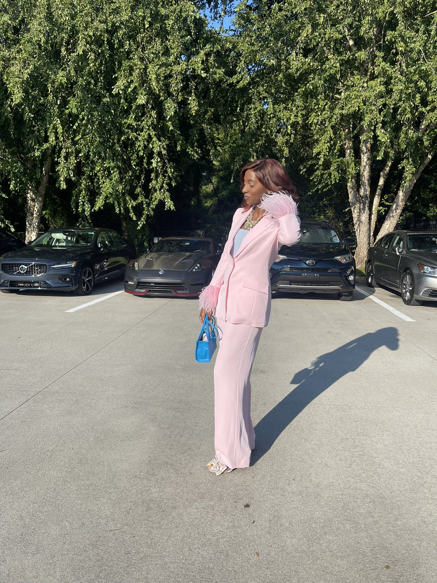 2Lilo4's tweet photo. Day 3 🤭 A suit hates to see me coming https://t.co/OLUBZkDVKa