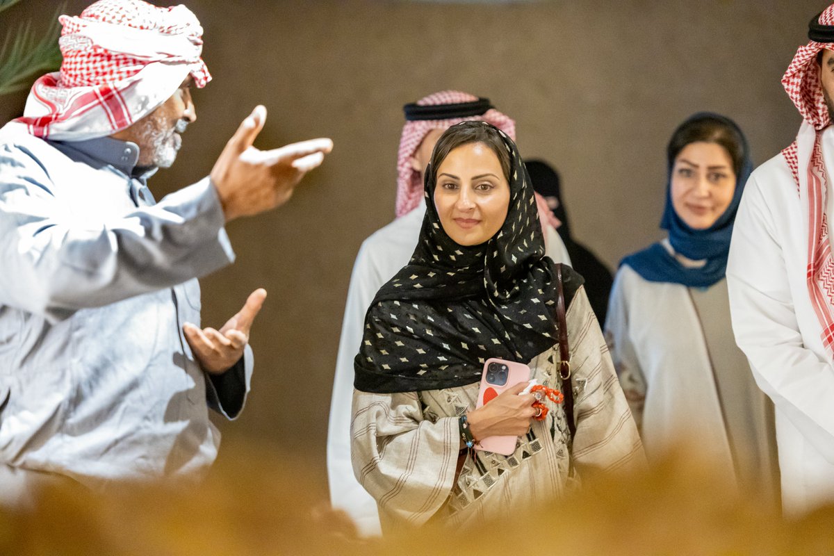 UniazahDates's tweet photo. من زيارة صاحبة السمو الملكي الأميرة سارة بنت بندر بن عبد العزيز المدير التنفيذي لمجلس التمور الدولي
@intdcorg

لحايط حركان بعنيزة ، يرافقها الأستاذ نزار الحركان ورئيس وأعضاء غرفة عنيزة
@UCCI_Unaizah https://t.co/v5QbX3tRxs
