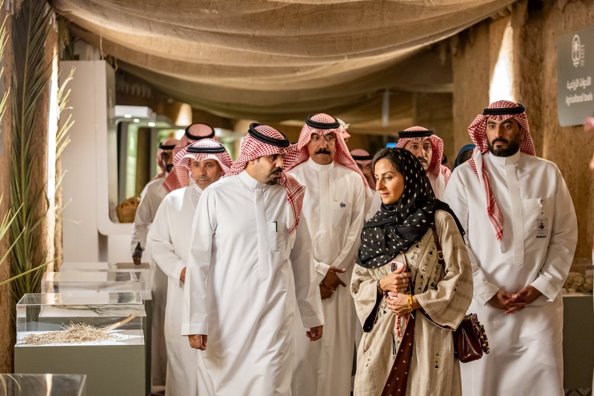 UniazahDates's tweet photo. من زيارة صاحبة السمو الملكي الأميرة سارة بنت بندر بن عبد العزيز المدير التنفيذي لمجلس التمور الدولي
@intdcorg

لحايط حركان بعنيزة ، يرافقها الأستاذ نزار الحركان ورئيس وأعضاء غرفة عنيزة
@UCCI_Unaizah https://t.co/v5QbX3tRxs
