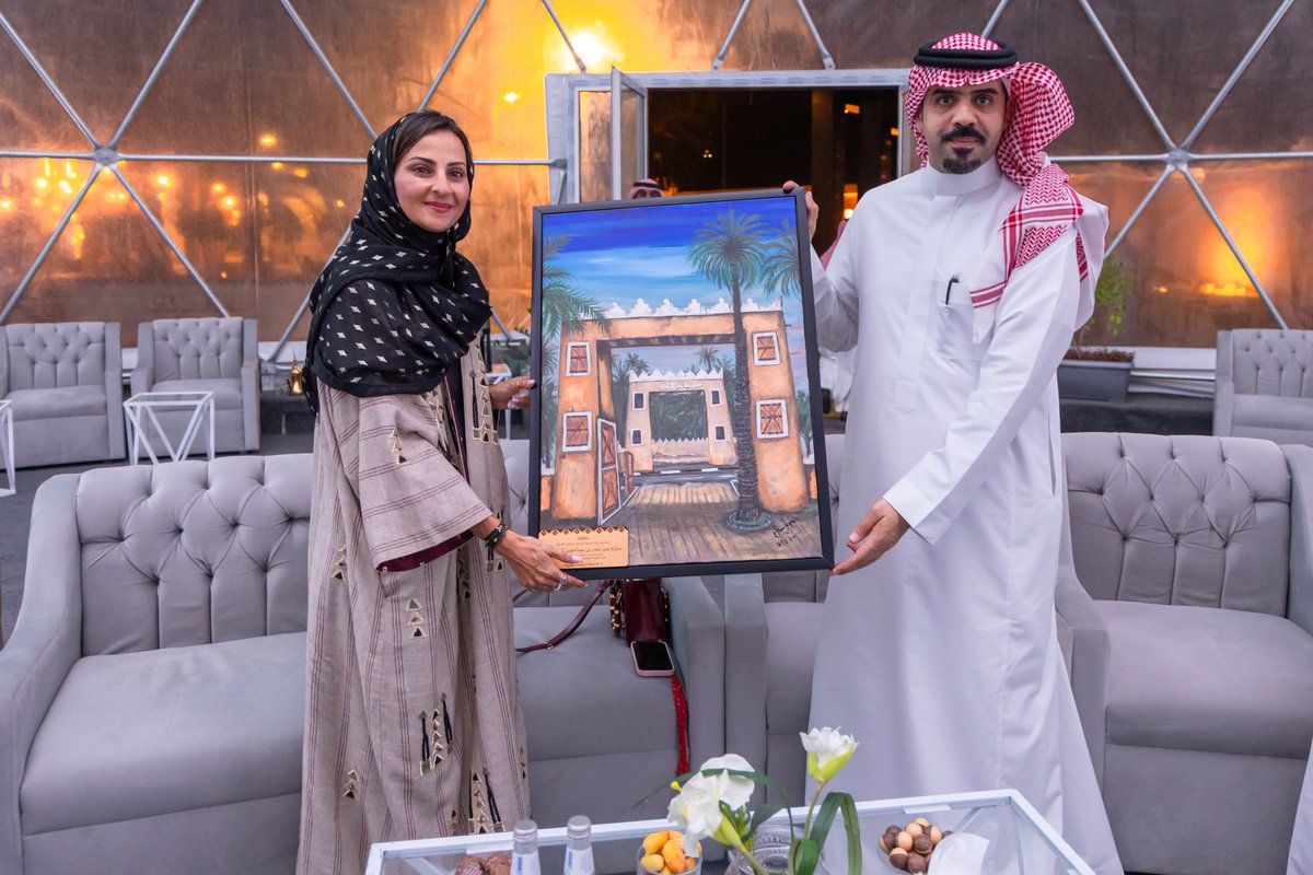 UniazahDates's tweet photo. من زيارة صاحبة السمو الملكي الأميرة سارة بنت بندر بن عبد العزيز المدير التنفيذي لمجلس التمور الدولي
@intdcorg

لحايط حركان بعنيزة ، يرافقها الأستاذ نزار الحركان ورئيس وأعضاء غرفة عنيزة
@UCCI_Unaizah https://t.co/v5QbX3tRxs
