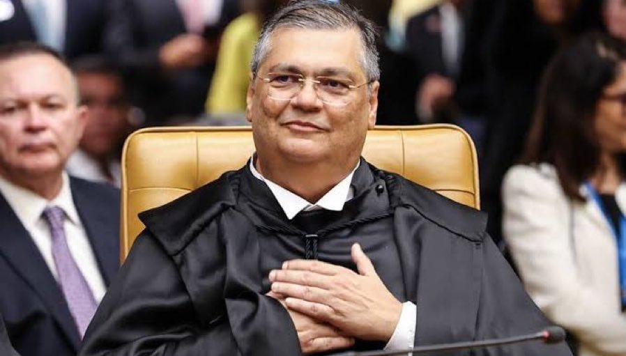 NewsLiberdade's tweet photo. 🚨URGENTE - Temer defende Flávio Dino e diz que ele tomou a decisão correta

“O ministro Flávio Dino tomou essa decisão muito adequada em defesa do Supremo Tribunal Federal, e em particular do ministro Alexandre de Moraes” https://t.co/LliSwHs912