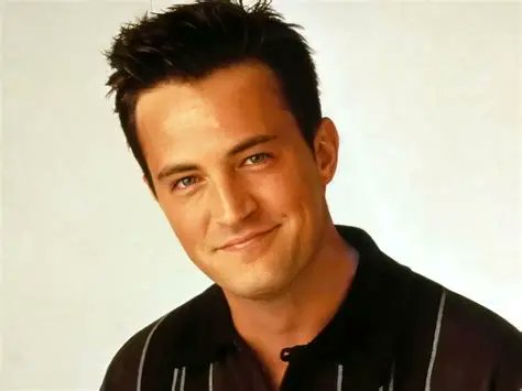 suzyglitter1's tweet image. Matthew Perry is a classic tale of the downside of wealth &amp;amp; fame💔
He seemed a kind soul who wanted to help others with addictions. 
Sadly he didn&apos;t get his own happy ending after helping many others 😨

#MatthewPerry: A Hollywood Tragedy