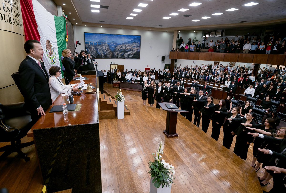 EVillegasV's tweet photo. Hoy el Poder Judicial de Durango renace democráticamente. 🤝

Con la toma de protesta de juezas, jueces y magistrados, se fortalece la legitimidad democrática e institucional para servir con mayor cercanía y responsabilidad a la ciudadanía. ⚖️

Su labor será decisiva para garantizar el Estado de Derecho, proteger los Derechos Humanos, actuar con imparcialidad, combatir la corrupción, promover la capacitación continua y ejercer siempre con ética y transparencia, consolidando así la confianza de la sociedad en la justicia.