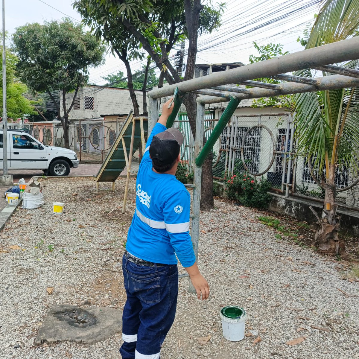 parquesgye's tweet photo. En Montebello, realizamos trabajos de reparación y pintura en los juegos infantiles del parque. ¡Compromiso con la comunidad! #CiudadDeTodos #Guayaquil #ParquesEP @alcaldiagye @aquilesalvarez https://t.co/7Xg6x8BnRB
