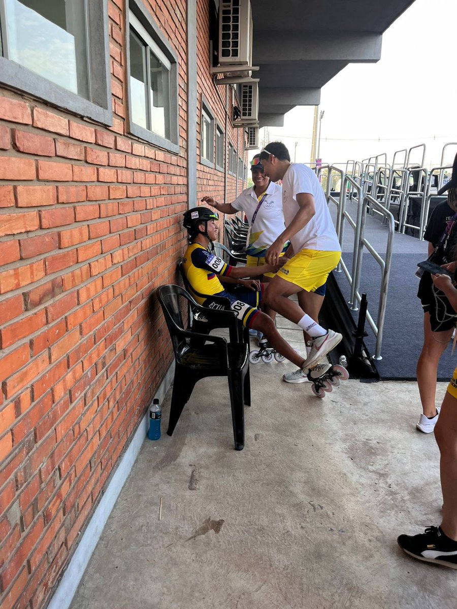 🇪🇨 Plata 🥈 para Ecuador con Jeremy Ulcuango en la prueba de los 1000 metros Sprint individual, en patinaje de carreras de los Juegos Panamericanos Junior 

Informan desde Asunción: <a href="/PachiComunicar/">Patricia Enriquez S.</a> y <a href="/eveguaicha/">Evelyn Guaicha</a>