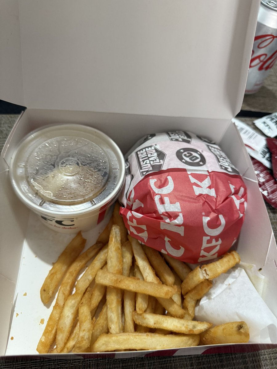 KaarlaaGD's tweet photo. Qué onda con el pure de @KFC_MEXICO @kfc @KFC_ES 
Con muy poca cantidad y FRIO! Incomible 😵‍💫😩 qué mugreroooo https://t.co/iAYiWG9bv5