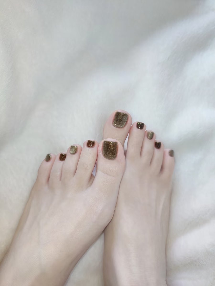 swtbrds3's tweet photo. Golden glam with a touch of earthy tones ✨🌿 This glittery pedicure brings elegance and sparkle to every step. Perfect for chic vibes this season! #GoldenPedicure #GlitterNails #NailInspo #LuxuryPedicure #ShinyStyle #ElegantFeet #NailGoals #SelfCareBeauty #PedicureInspiration https://t.co/LqaJeiiiop