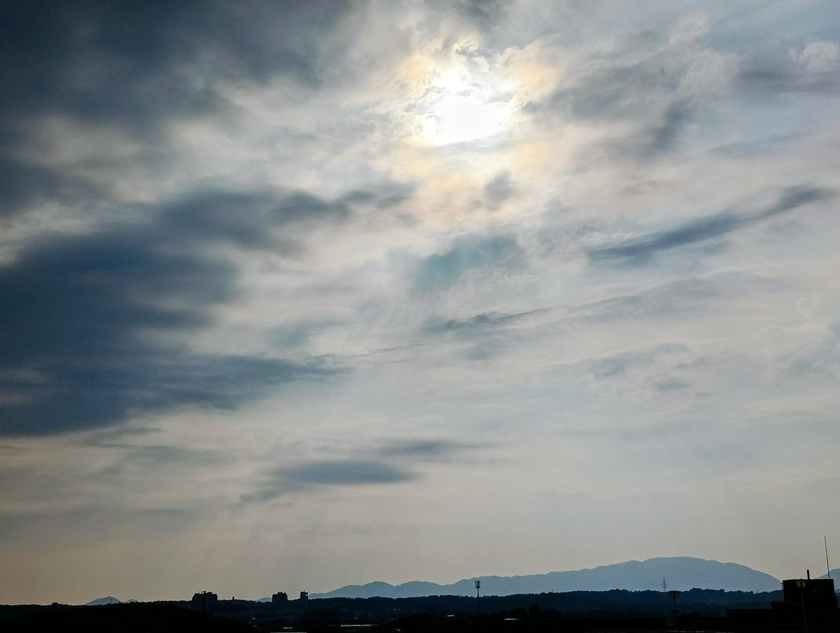 おはよ～🌺☕🍓

8月19日(火)大阪🌤
気温35/28℃、降水確率20%
熱中症情報は　危険⚠
こまめな塩分･水分補給を忘れずに🥤

午後より、所々で天気急変にご注意を
今日も無理なく　ゆるふぁいでGO✌

🌈皆様ご安全に素敵なよい一日を🌻

#イマソラ　#カコソラ