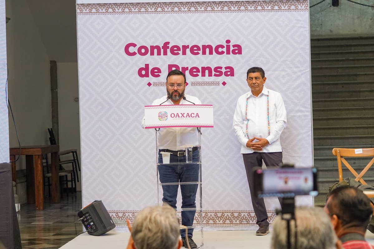 jesusromerooax's tweet photo. Acompáñamos al Gobernador @salomonj durante su conferencia de prensa semanal, donde compartió dos noticias importantes para el pueblo de Oaxaca. La primera, respecto a la disminución de la pobreza en un 6.8% y de la pobreza extrema en un 3.9% en nuestro estado, gracias a las políticas públicas con visión humanista promovidas por el ex presidente @lopezobrador_, ahora por la Presidenta @Claudiashein y al trabajo en territorio de construcción de paz y gobernabilidad de nuestro Gobernador.

La segunda noticia fue el logro conseguido por las y los jóvenes deportistas oaxaqueños, que pusieron en alto el nombre de #Oaxaca durante la Olimpiada Nacional CONADE 2025. Gracias a su disciplina, esfuerzo y dedicación, obtuvieron 134 medallas en diversas disciplinas que colocaron a nuestra entidad entre las primeras 14 del país.