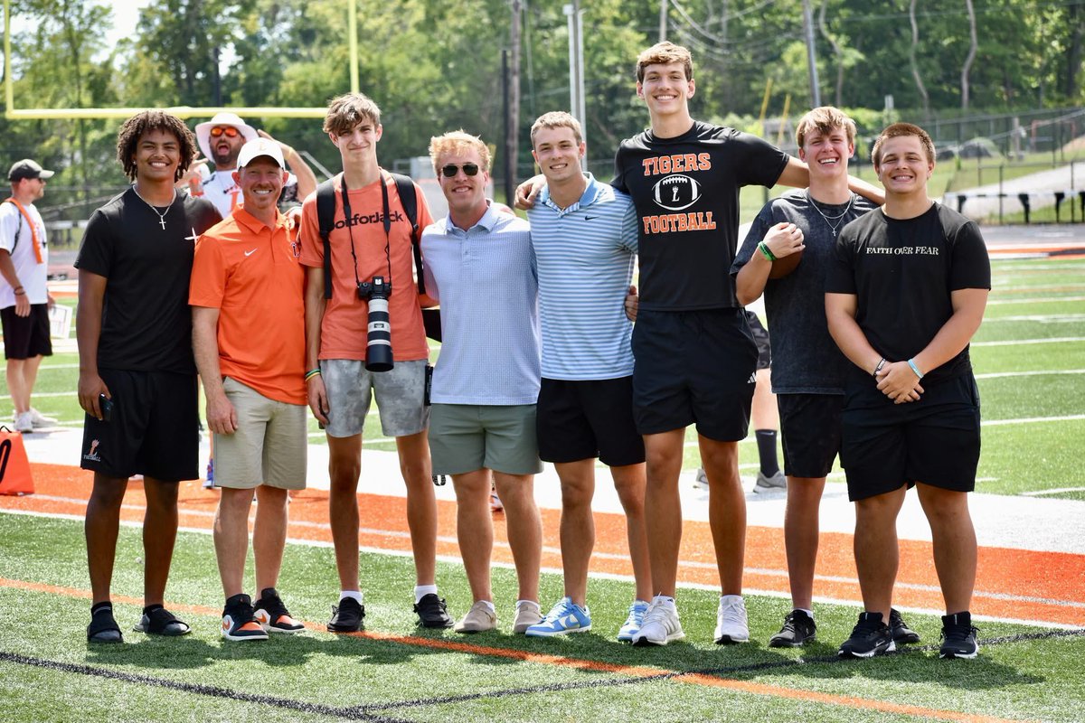 HS 🐅 rooting on Little League 🐅