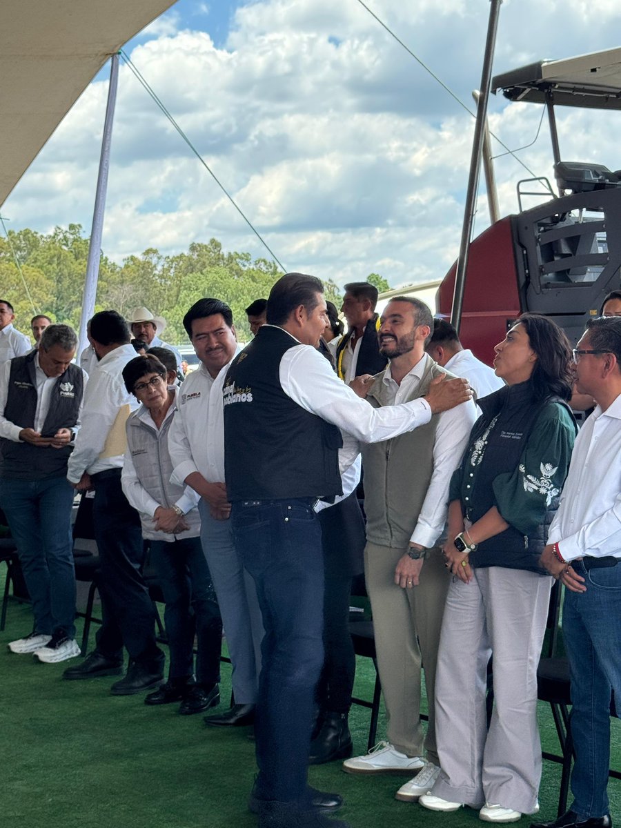 Hoy tuve el honor de acompañar al gobernador Alejandro Armenta en el inicio de los trabajos de rehabilitación de 10 vialidades en el municipio de Puebla, gracias al impulso de los Módulos de Pavimentación e insumos de PEMEX. 
Este esfuerzo es una muestra clara de la visión y el