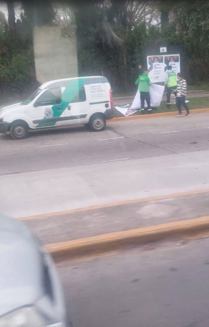 De San Isidro - Esto que está pasando es gravísimo, empleados municipales en horario laboral, pegando afiches para L.L.A. del Radical "Panadero " Alvarez que responde al Intendente Ramón Lanús.  Nunca antes visto, esto sería una malversación ?